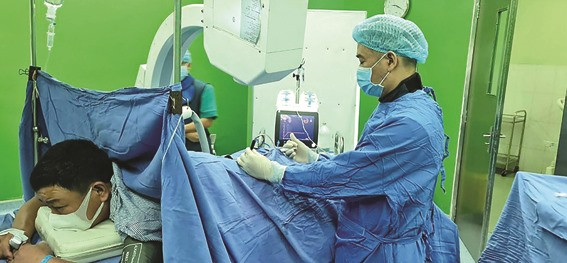 Bác sĩ CK II Trương Quang Nhân cùng ekip trong ca mổ Điều trị Đau mạn tính cơ xương khớp bằng sóng cao tần hiện đại Cooled RF. 