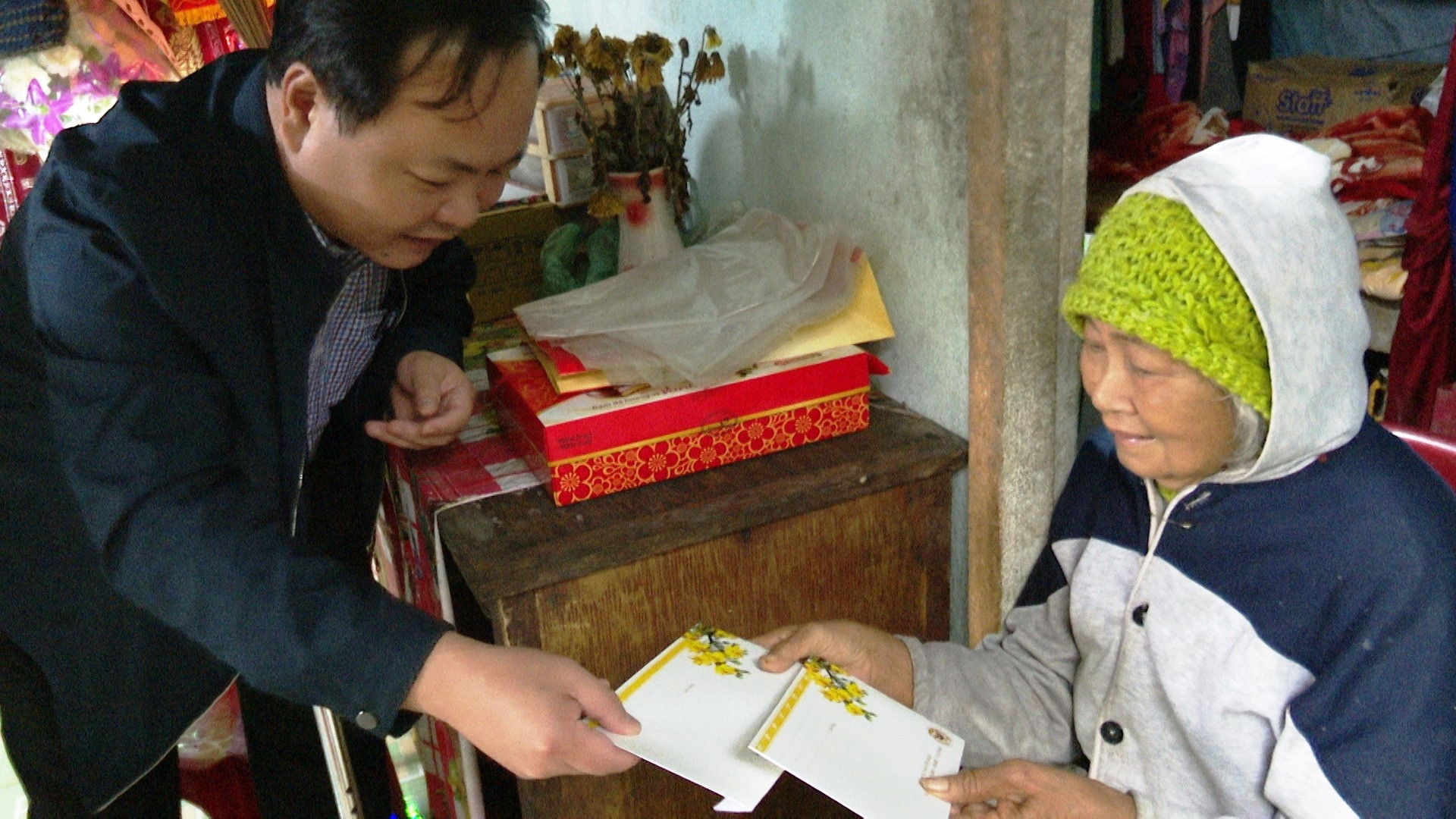 Đồng chí Nguyễn Hồng Quang tặng quà cho gia đình chính sách nhân dịp tết Nguyên đán 2023. Ảnh:N.HƯNG