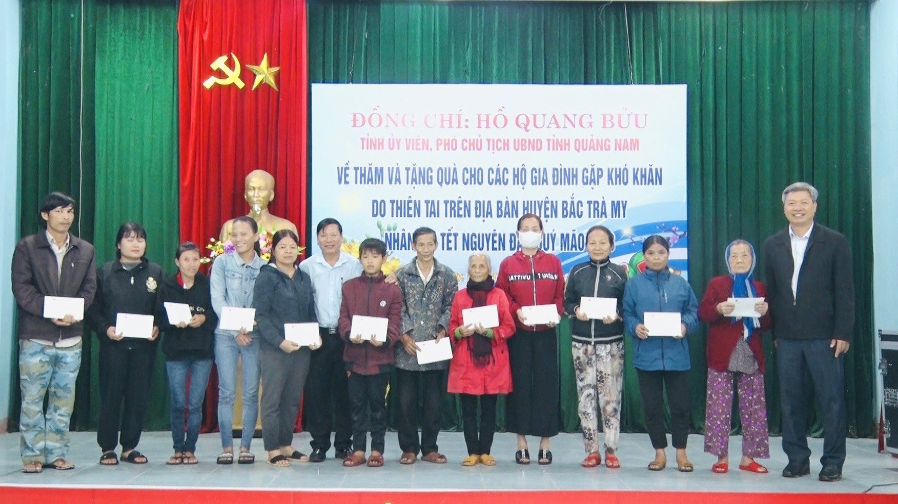 Ông Hồ Quang Bửu - Phó Chủ tịch UBND tỉnh tặng quà tết cho bà con huyện Bắc Trà My Ảnh TÚ VÂN