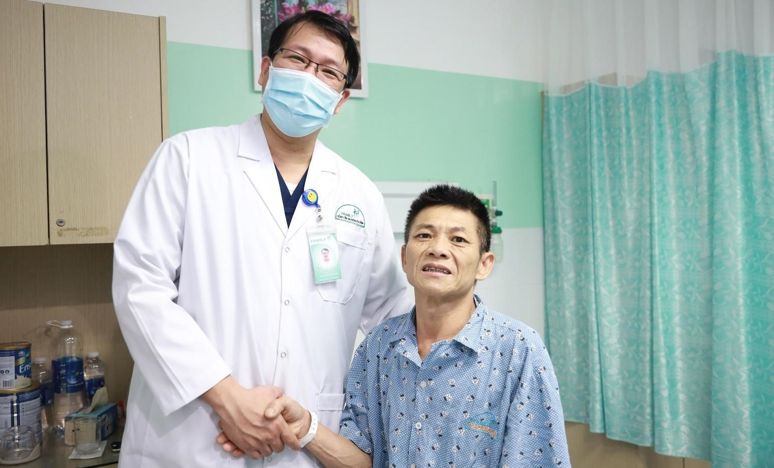 Bác sĩ CKI Lê Đình Nguyên và ông S trước khi bệnh nhân xuất viện về quê ăn Tết