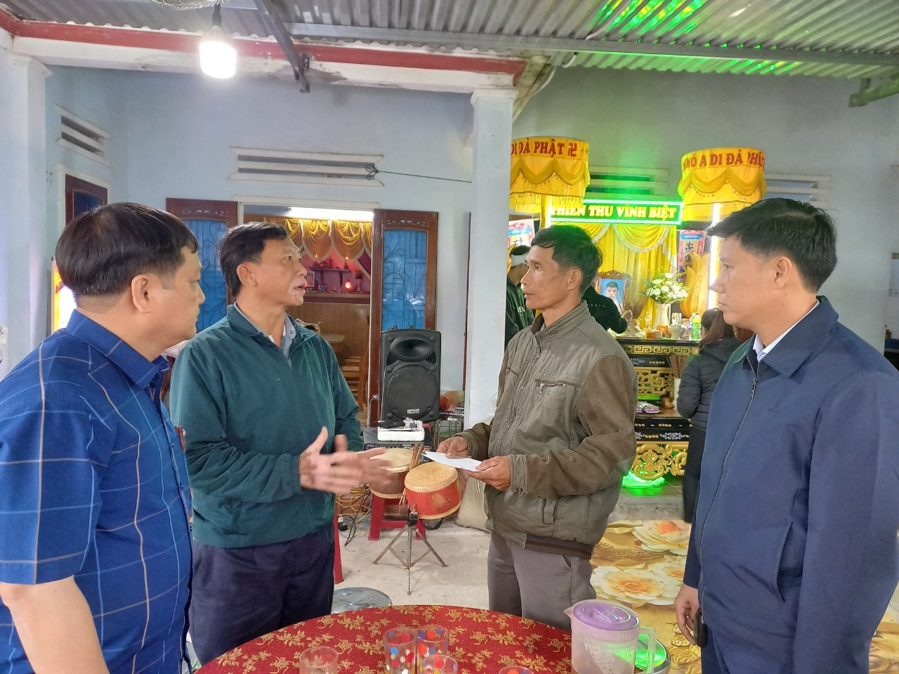 Đại diện Ban ATGT tỉnh và lãnh đạo huyện Quế Sơn đến thăm, hỗ trợ gia đình nạn nhân ở xã Quế Phong.