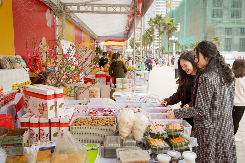 Hội chợ Tết 2023 với hàng ngàn gian hàng thu hút đông đảo khách mua sắm.