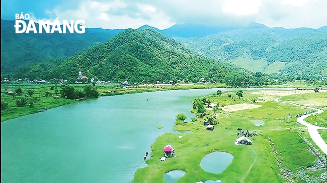 Du khách cắm trại bên bờ sông Cu Đê. Ảnh: PHƯƠNG UYÊN