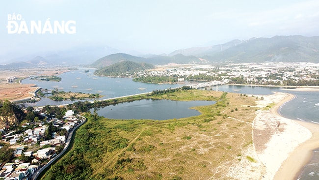 Cầu Nam Ô, nơi sông Cu Đê theo về với biển. Ảnh: THANH QUỲNH