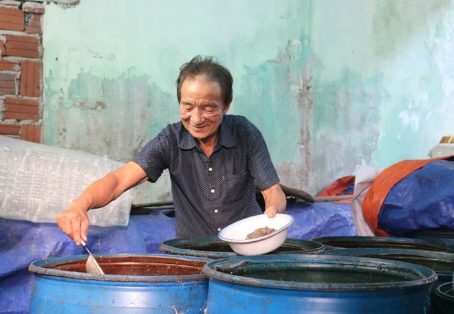 Lọc là một trong những công đoạn quan trọng của nghề làm nước mắm. Ảnh: TIỂU YẾN
