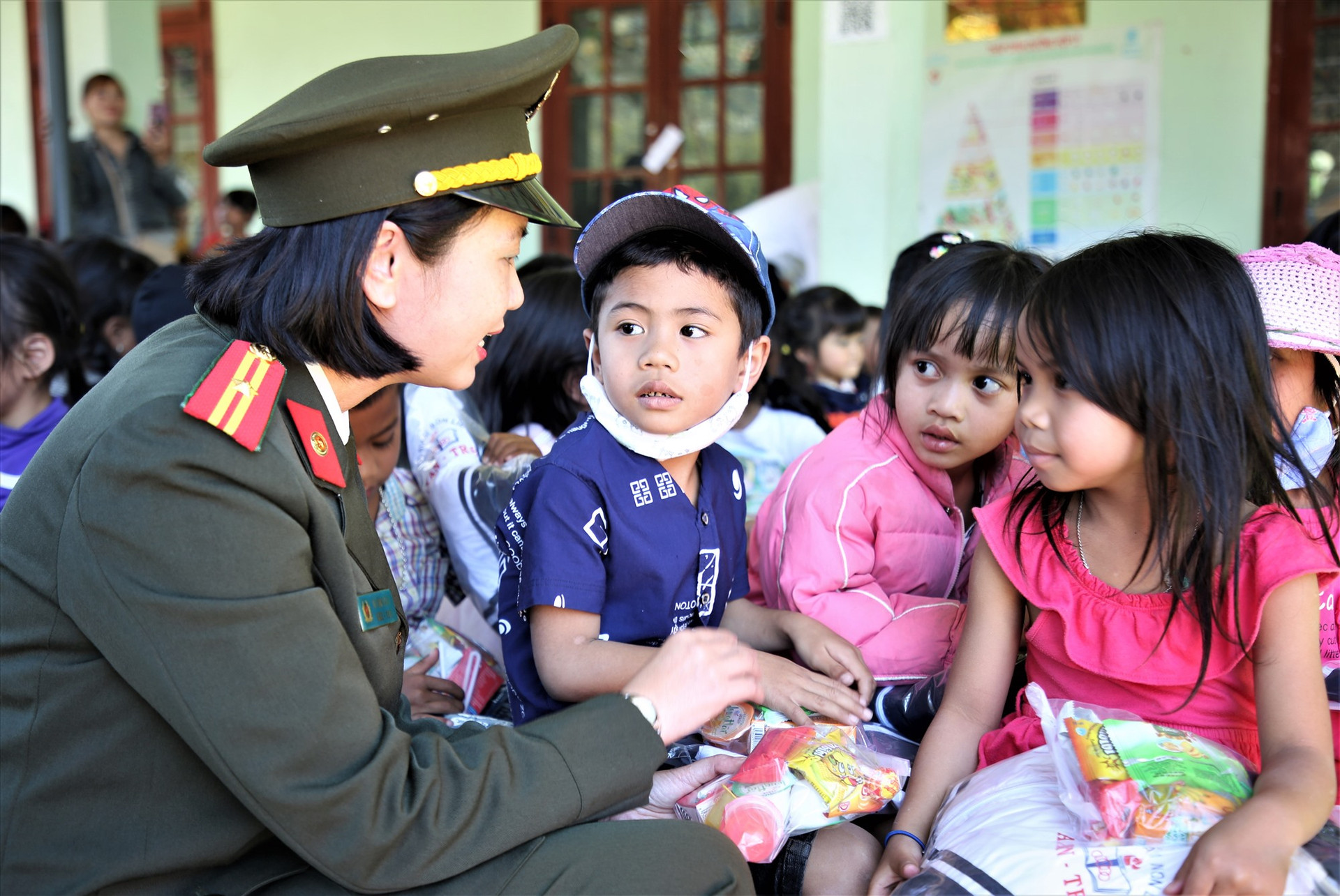 Nữ chiến sĩ Công an tỉnh chia sẻ với trẻ em tại xã biên giới Tr'Hy (Tây Giang). Ảnh: A.N