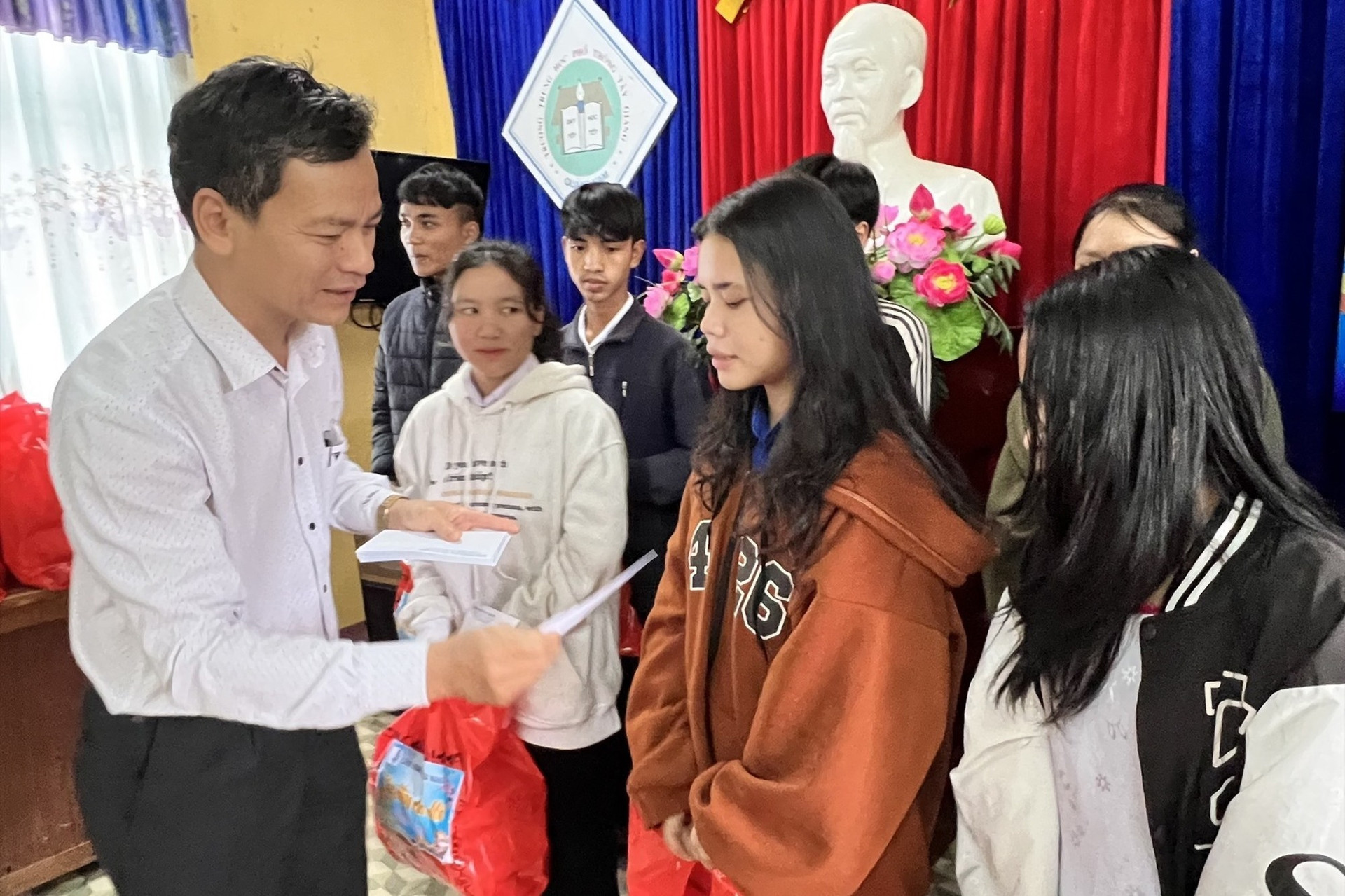 Công đoàn Đại học Đà Nẵng trao quà chương trình cho các học sinh có hoàn cảnh khó khăn tại huyện Tây Giang. Ảnh NTB