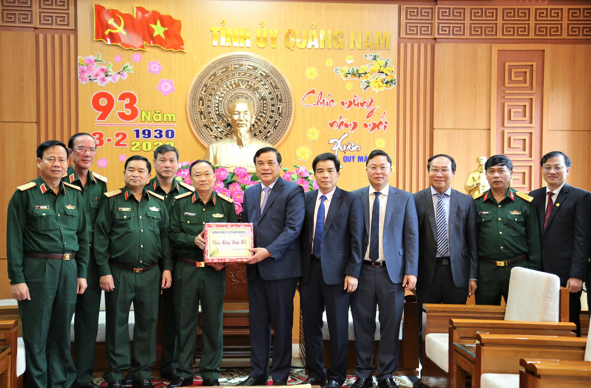 Đại diện Bộ Tư lệnh Quân khu 5 tặng quà chúc mừng tết đến với lãnh đạo tỉnh. Ảnh: A.N