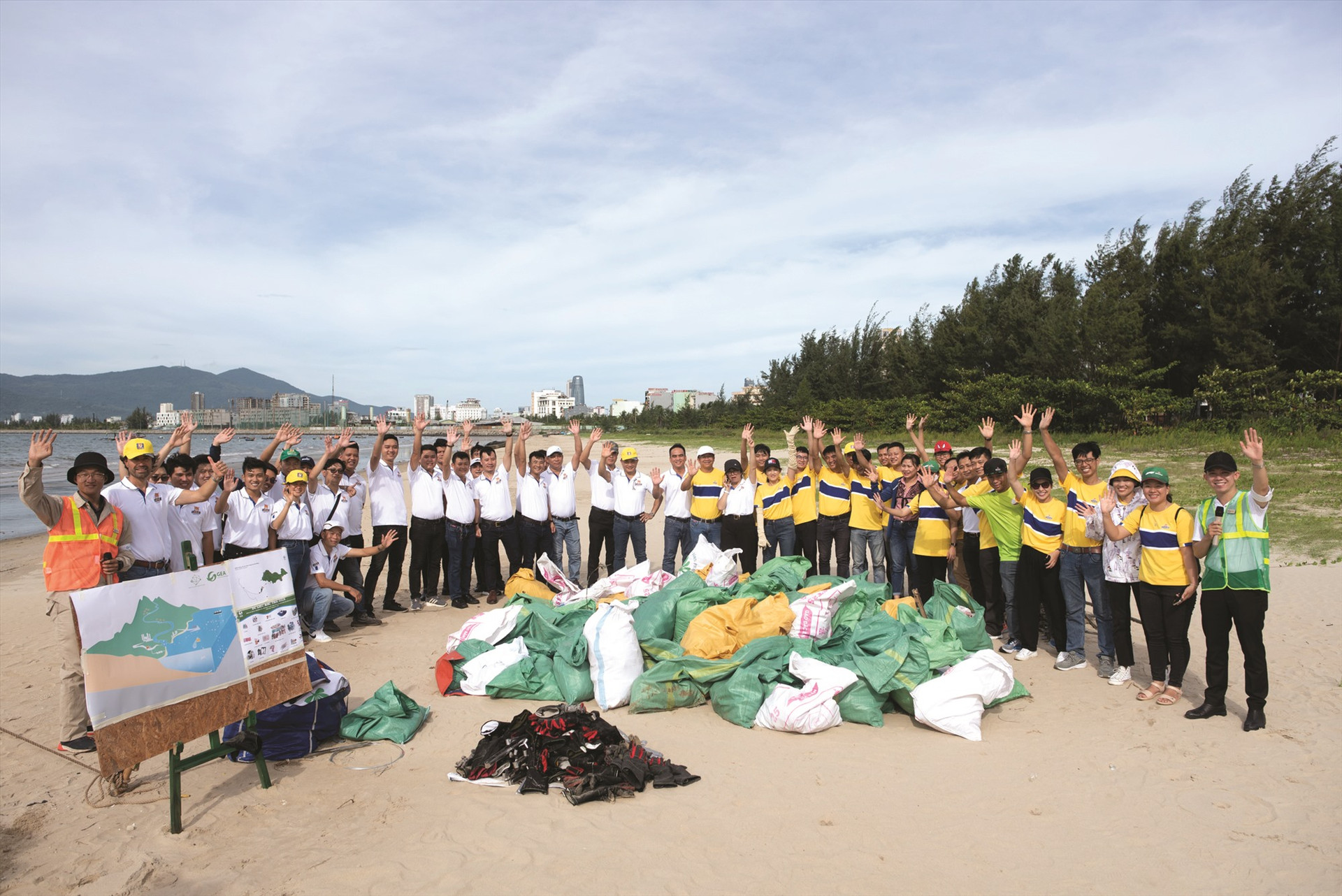 Nhân viên HEINEKEN Việt Nam tại Quảng Nam thu gom và phân loại rác khi làm sạch bãi biển Tam Thanh.