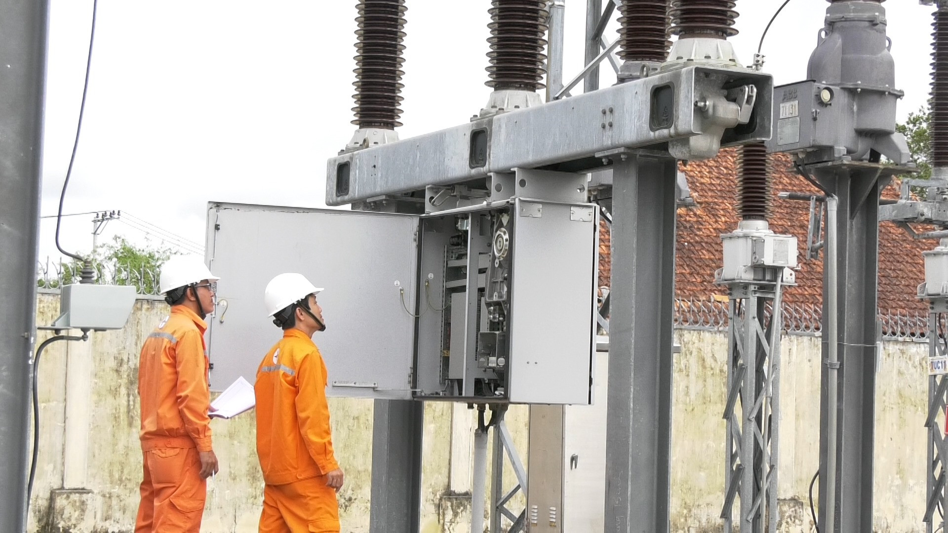 CBCNV điện lực Quảng Nam thường xuyên kiểm tra, đảm bảo vận hành cấp điện liên tục, an toàn.