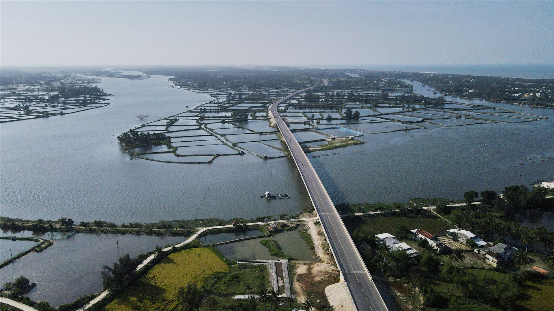 Trong định hướng Quy hoạch tỉnh thời kỳ 2021 - 2030, tầm nhìn đến năm 2050, Quảng Nam sẽ xây dựng nhiều cây cầu bắt qua sông Trường Giang