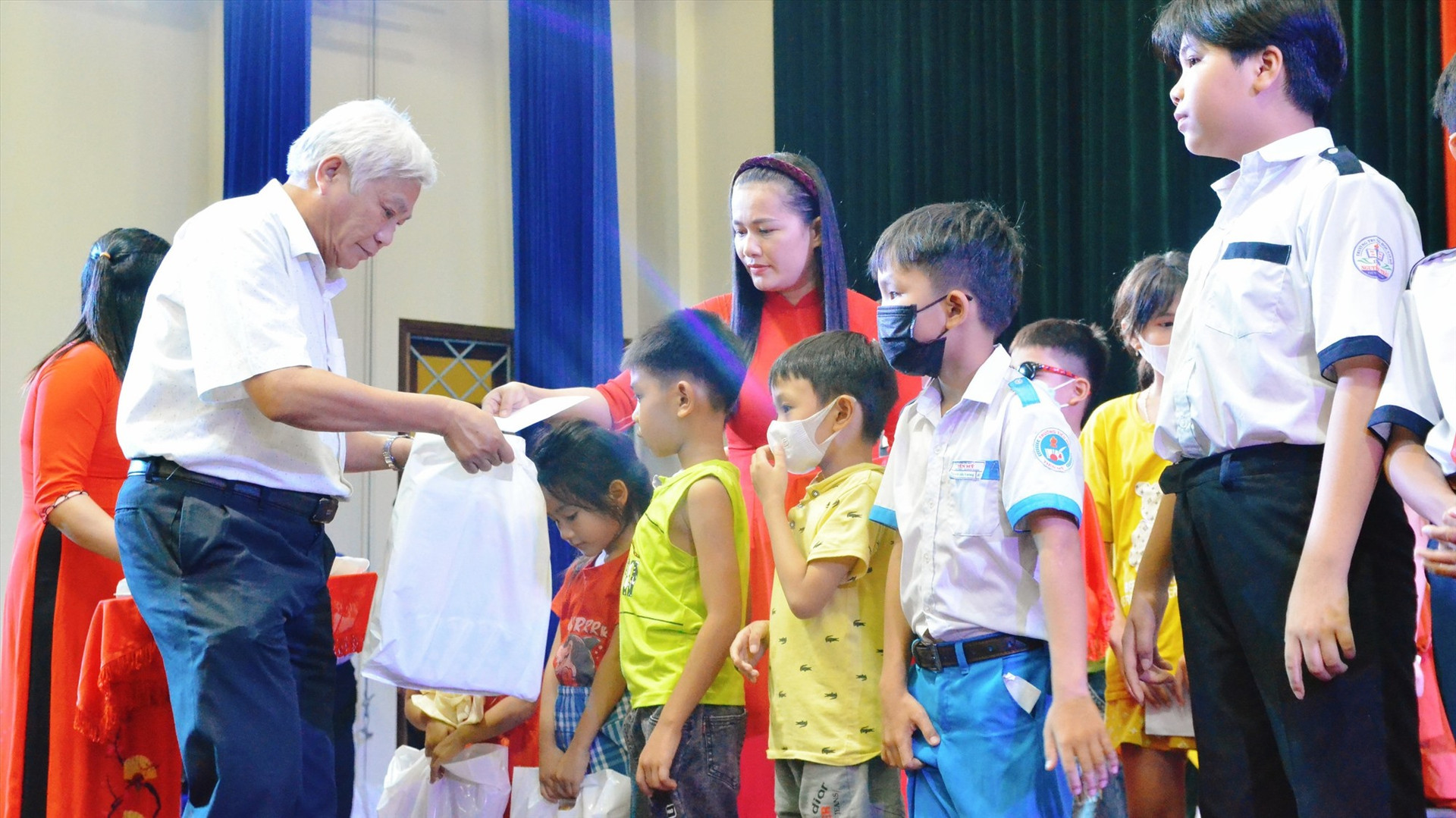 Bí thư Huyện ủy Tiên Phước - Phạm Văn Đốc tặng quà trẻ em có hoàn cảnh khó khăn dịp Tết Trung thu năm 2022