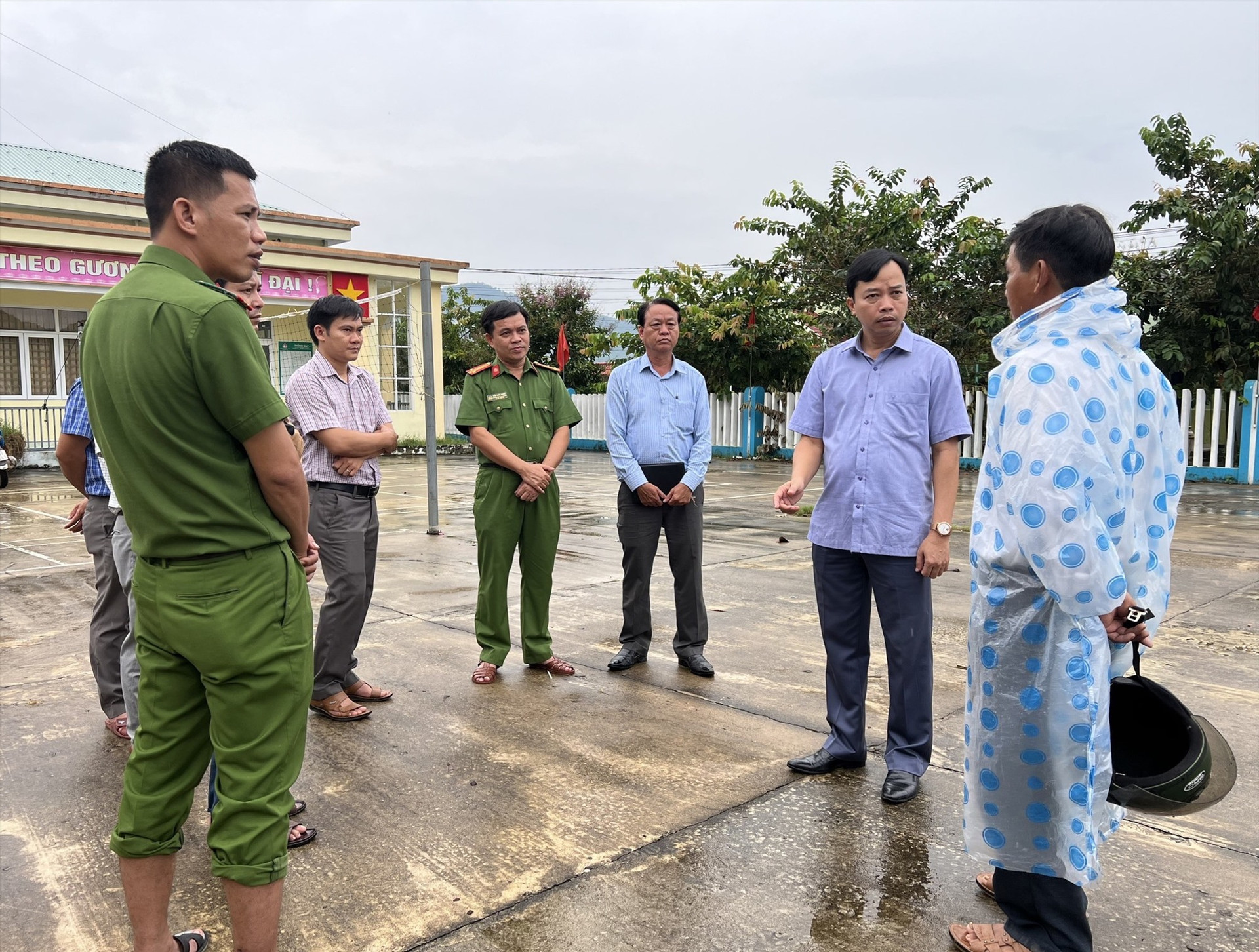 Bí thư Huyện ủy Nông Sơn - Quảng Văn Ngọc kiểm tra công tác chuẩn bị ứng phó với bão số 4 năm 2022 tại xã Quế Lâm.