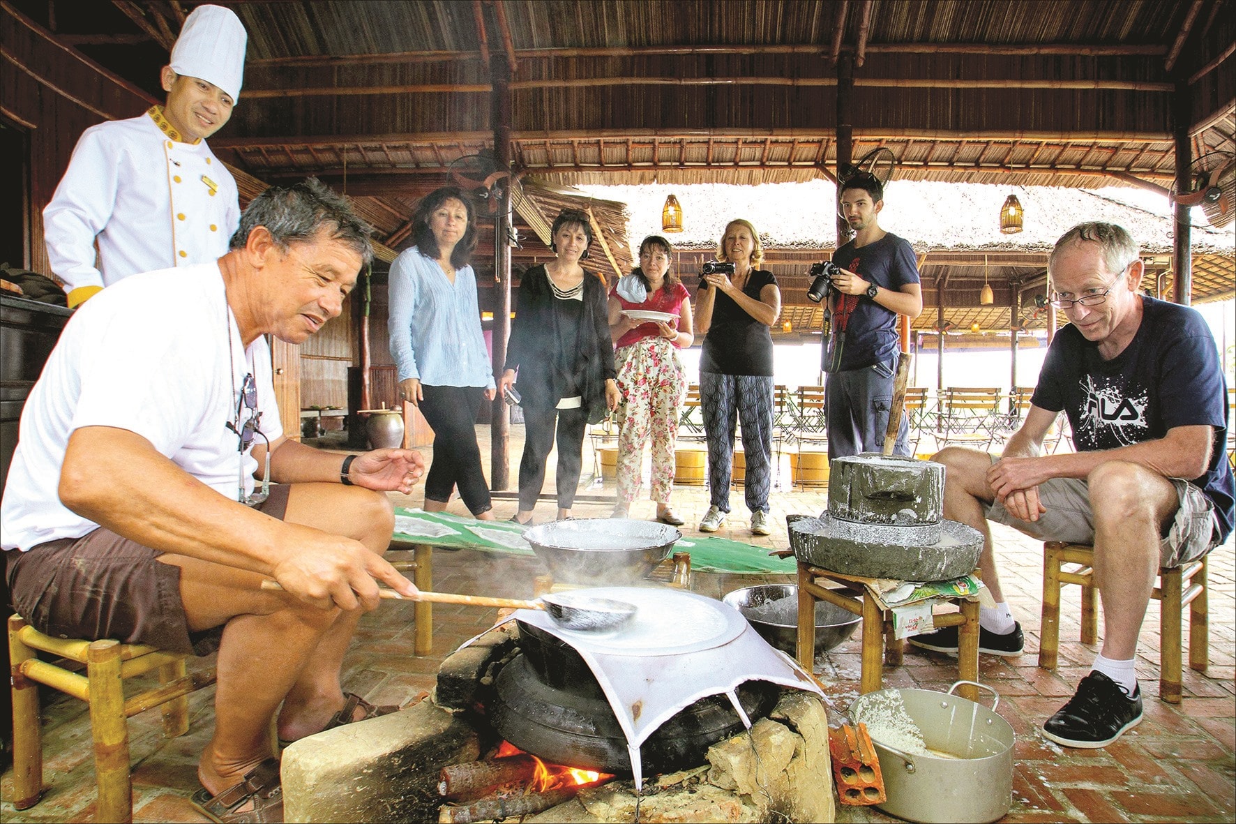 Khách du lịch đến với bếp lò tráng bánh. Ảnh minh họa Ảnh: ĐẶNG KẾ ĐÔNG