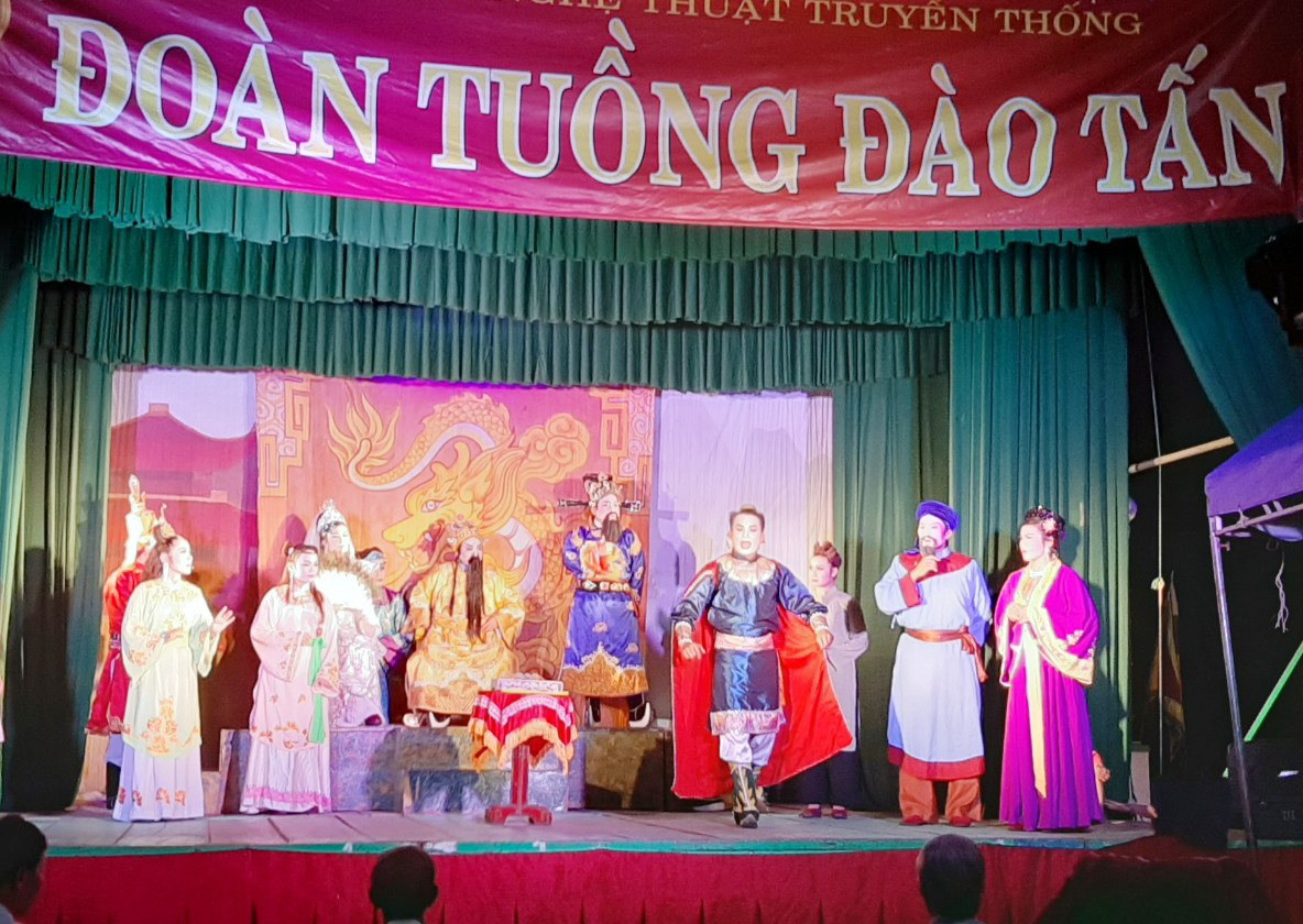 Nhà hát tuồng Đào Tấn biểu diễn phục vụ nhân dân xã đảo Nhơn Lý - Quy Nhơn. Ảnh: Nguyễn Thúy Hường