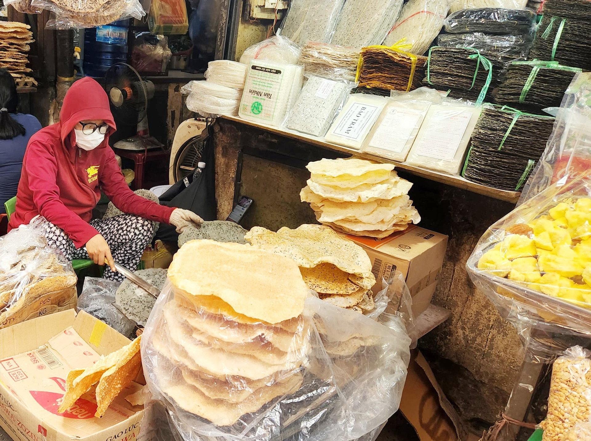 Ở chợ Bà Hoa, người ta thổi than nướng bánh tráng ngay tại sạp. Ảnh: NHƯ HIỀN