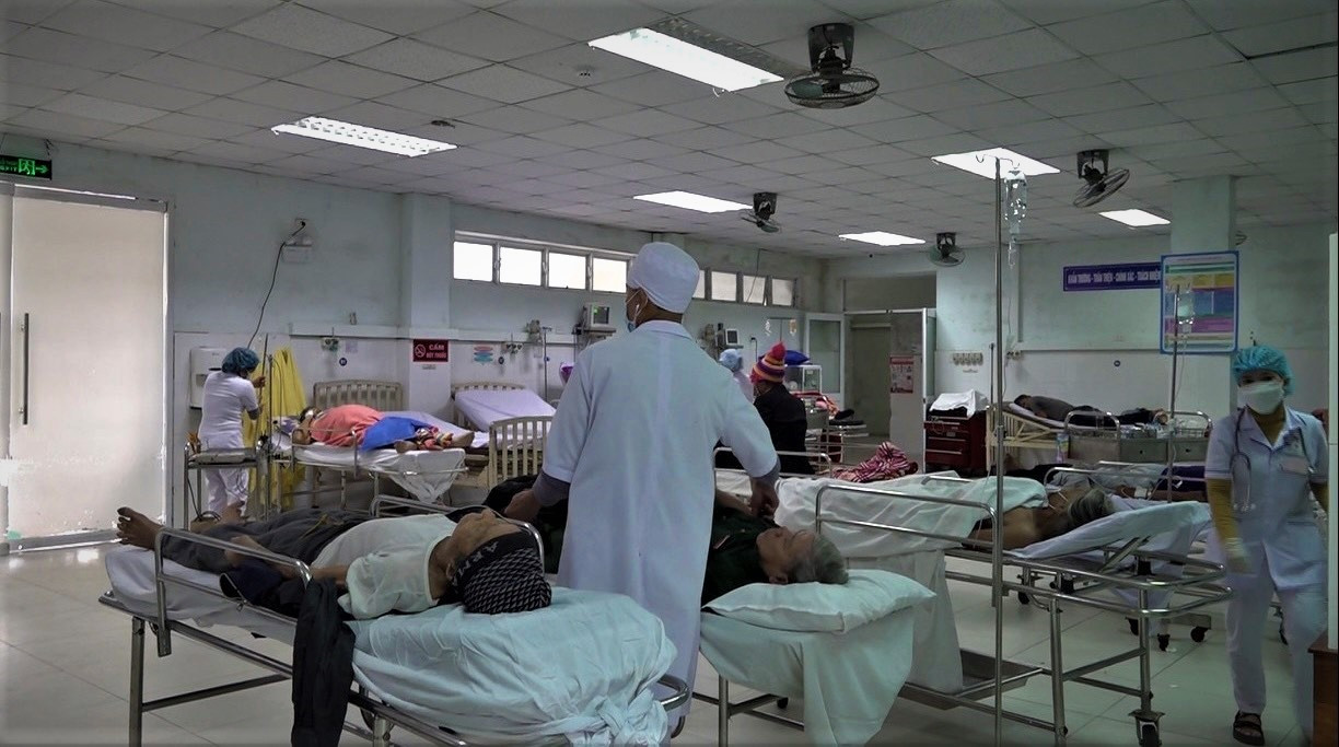 Bác sĩ khoa cấp cứu Nguyễn Nhật Vỹ đã quen với việc đón Tết trong bệnh viện. Ảnh: VT