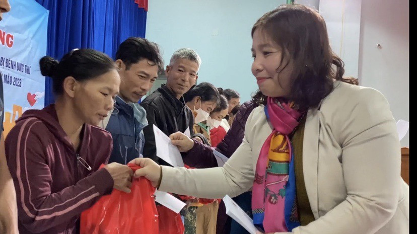 Lãnh đạo huyện Nông Sơn trao quà tết cho người nghèo. Ảnh: N.P