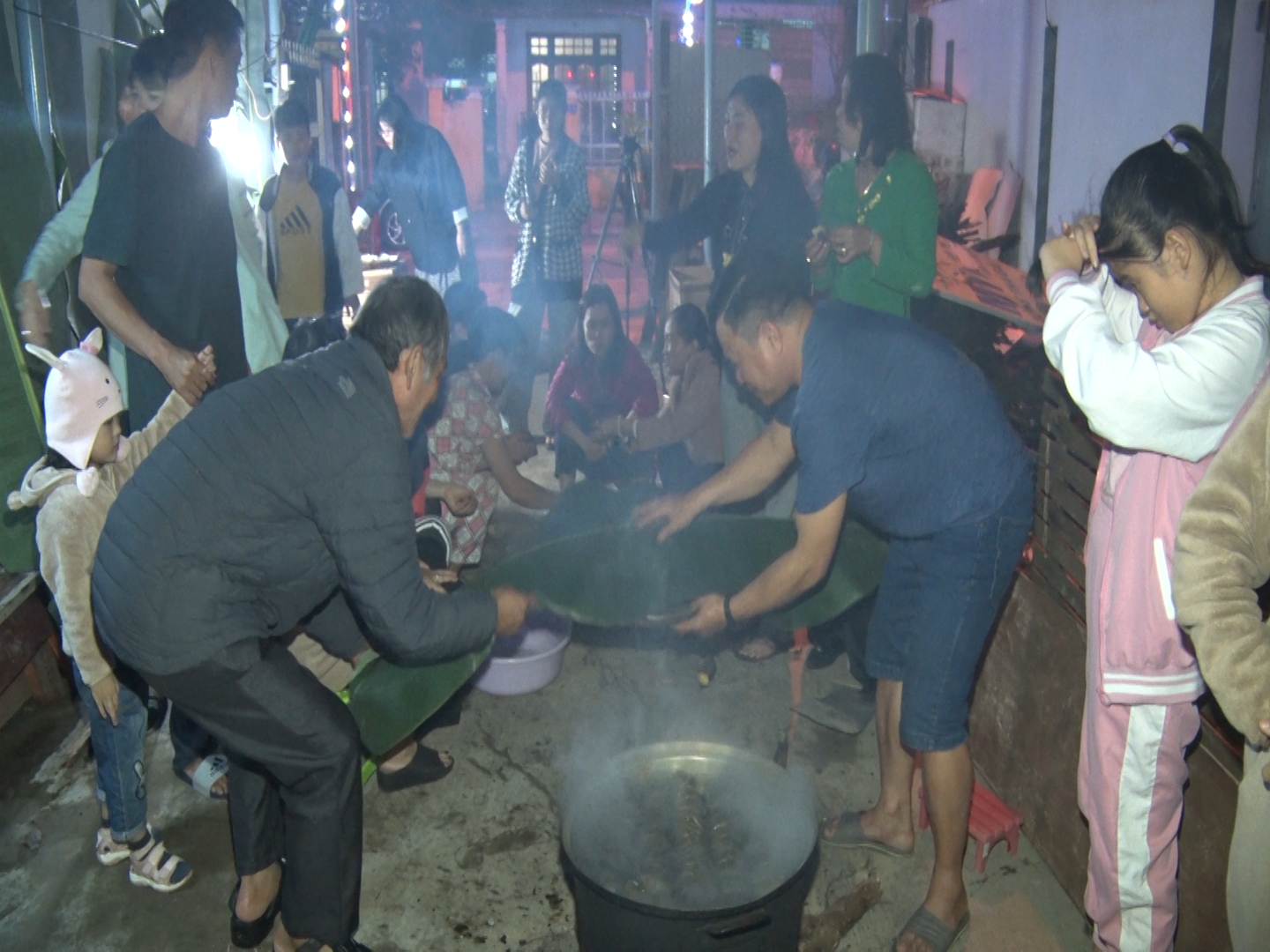 Các hộ dân đường Nguyễn Phan Vinh, phường An Sơn tập trung nấu bánh tét