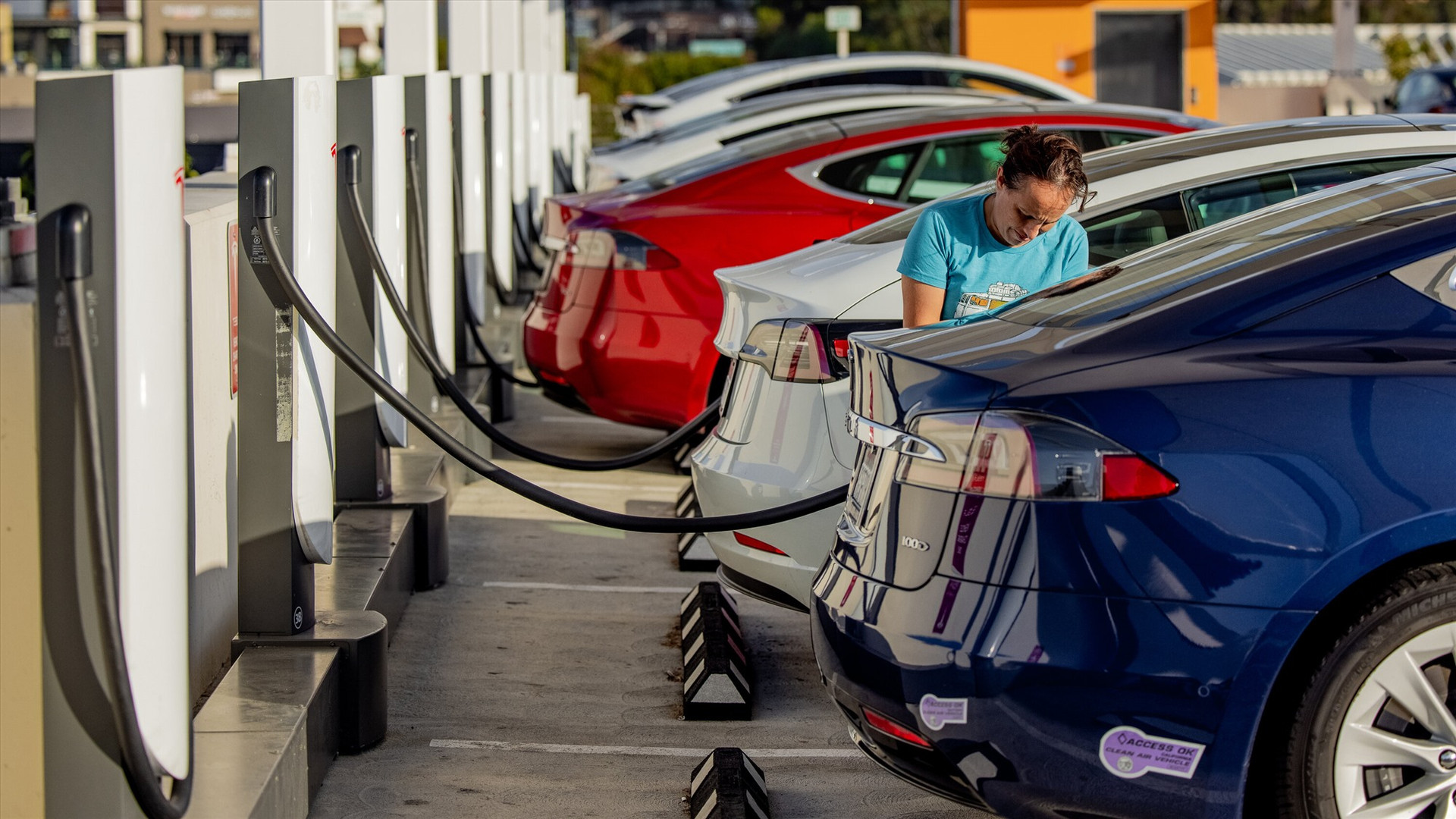 Theo CNBC, hầu hết các mẫu xe điện đều có doanh số bán hàng tăng mạnh vào năm 2022 ở cả Mỹ và Châu Á. Ảnh: The New York Times.