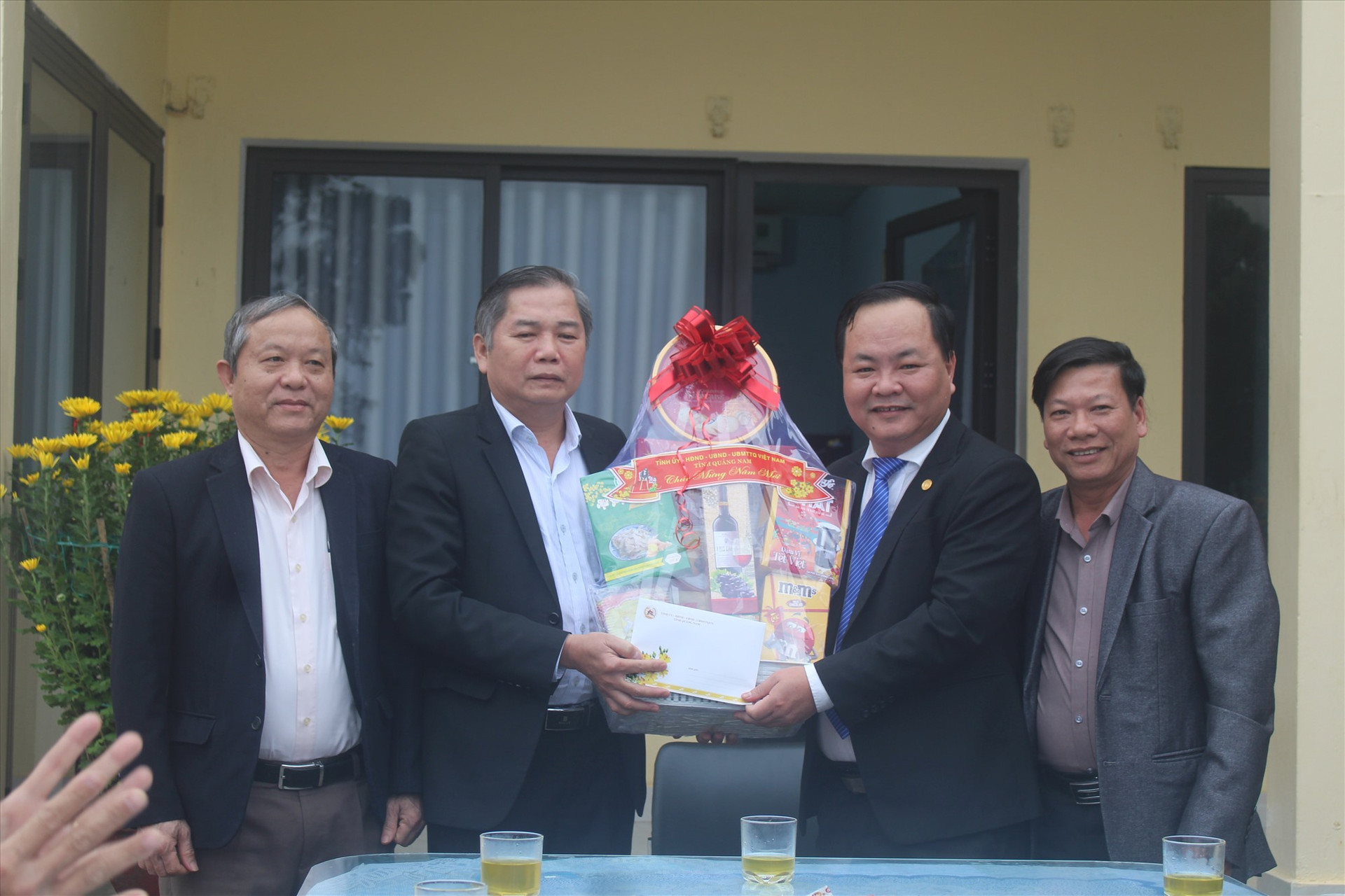 Phó Chủ tịch UBND tỉnh Nguyễn Hồng Quang chúc tết Trạm Phát sóng An Hà. Ảnh:NP