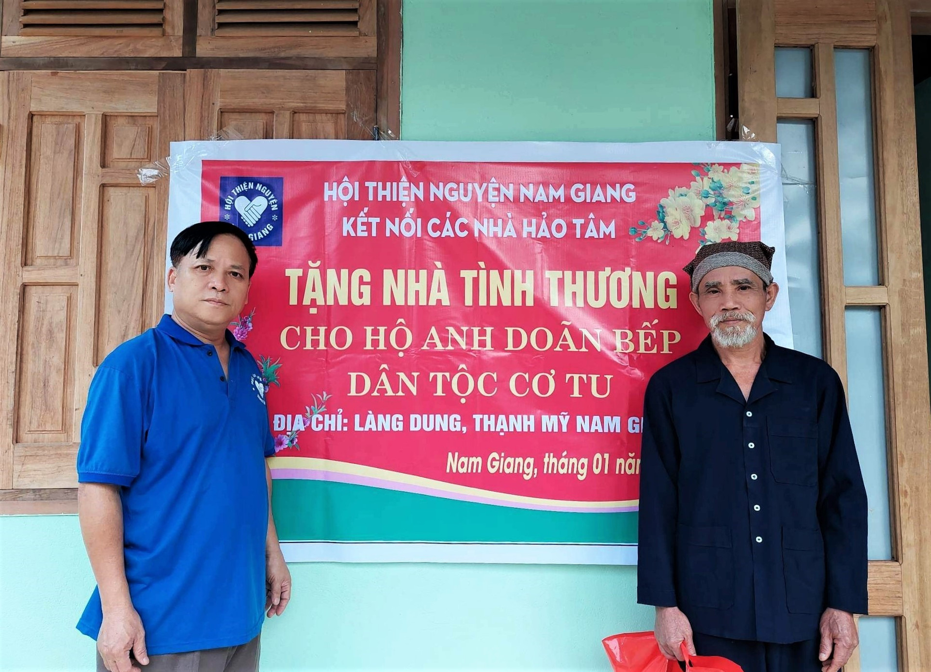 Đại diện Hội Thiện nguyện Nam Giang (bên trái) trao nhà tình thương cho hộ ông Doãn Bếp vào chiều 20/1 (tức 29 tháng Chạp). Ảnh: Đ.N
