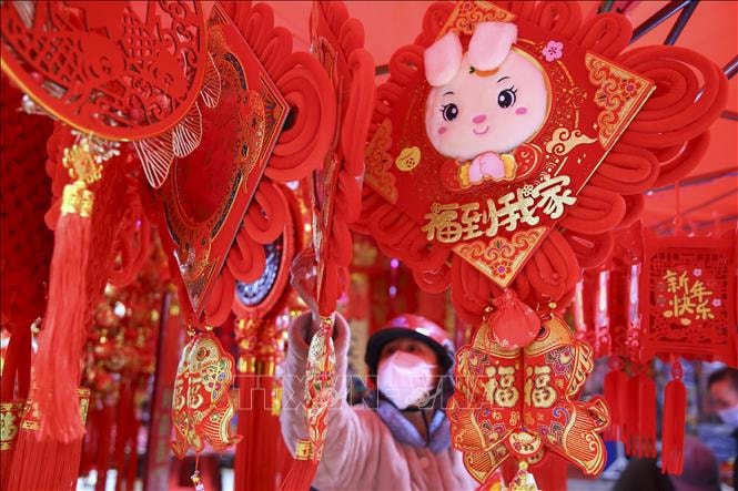 Người dân chọn mua đồ trang trí đón Tết Nguyên đán tại tỉnh Hồ Nam, Trung Quốc, ngày 16/1/2023. Ảnh: TTXVN