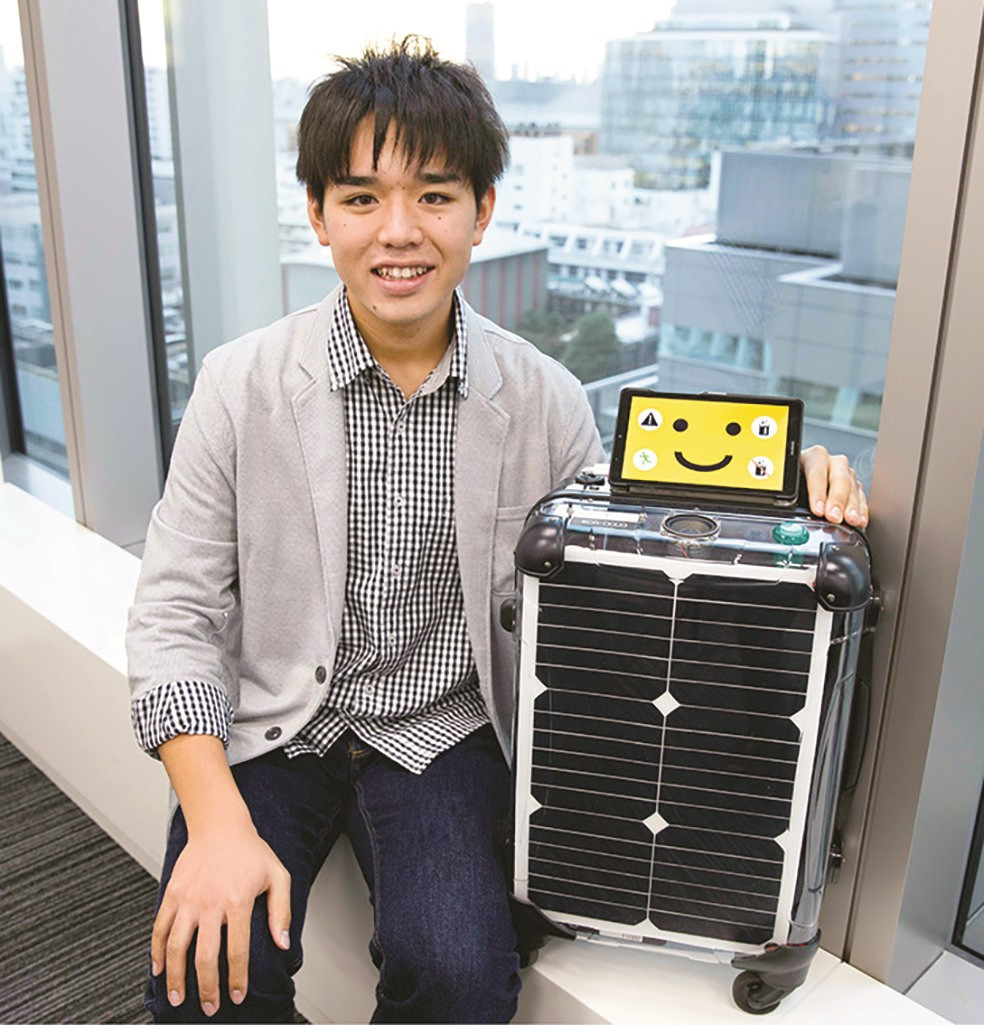 Nhà nghiên cứu trẻ Kazumi Muraki (Nhật Bản) với thiết bị hút CO2 trong không khí. Ảnh: JAPANTIMES