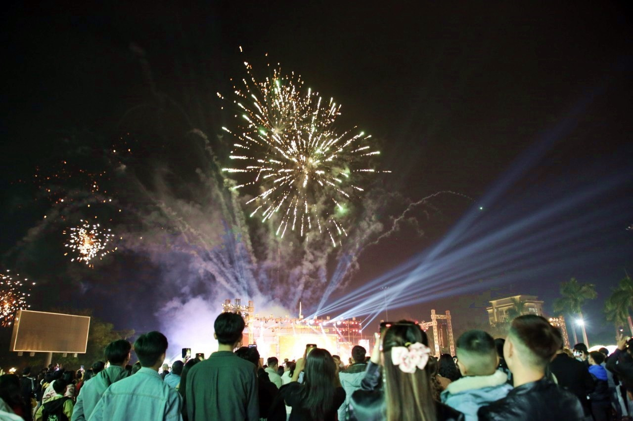Hàng ngàn người dân bất ngờ với màn bắn pháo hoa ngay sau chương trình biểu diễn nghệ thuật chào đón năm mới Quý Mão. Ảnh: Đ.N