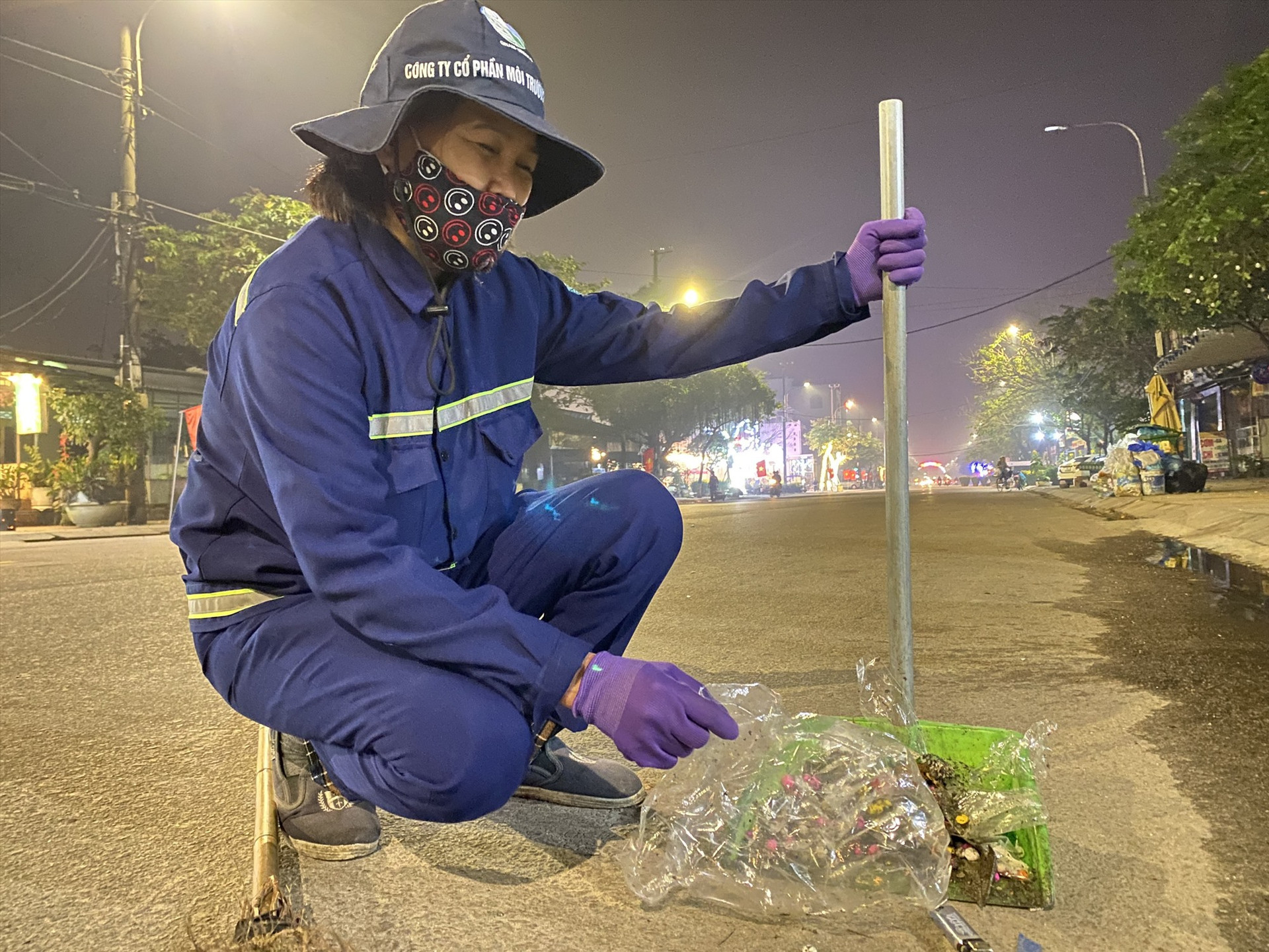 Các công nhân vệ sinh môi trường có mặt ở khắp các con đường, tuyến phố để gom và dọn dẹp rác trong đêm khuya.