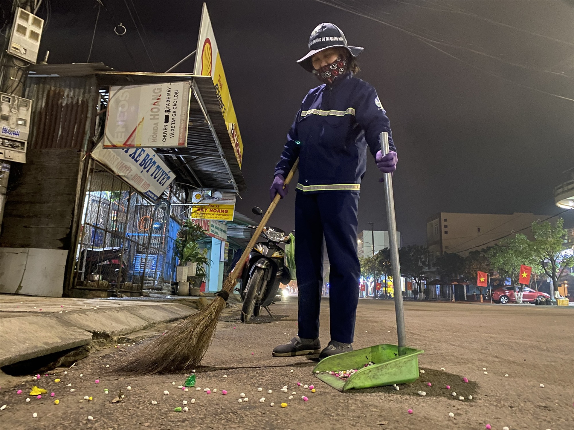 Dù vất vả, nhưng những người công nhân vệ sinh môi trường luôn tự hào về nghề của mình, vì họ đã và đang góp sức làm cho phố xá thêm xanh, sạch, đẹp.