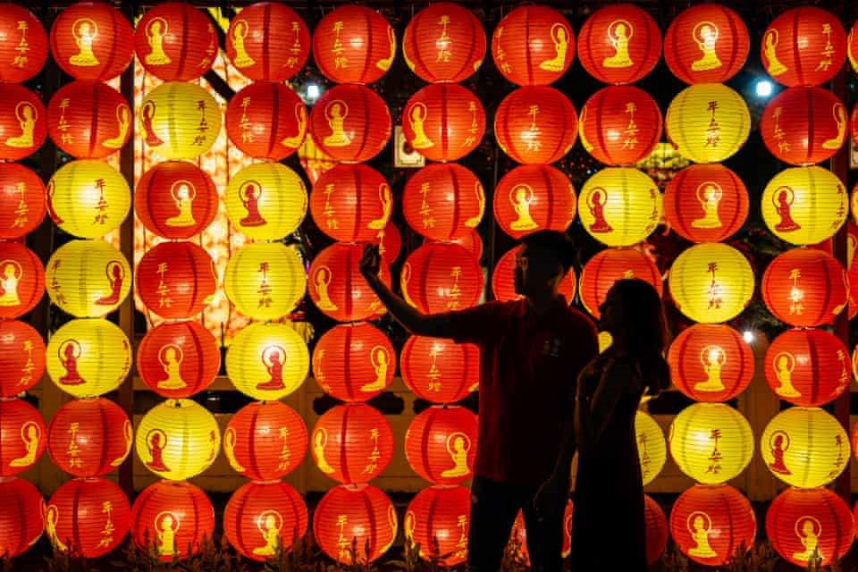 Một cặp đôi chụp ảnh tự sướng trước đèn lồng trang trí tại Phật Quang Sơn Đông Thiền Tự
