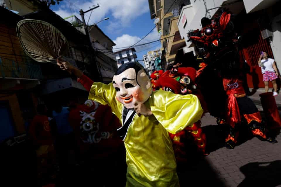Các nghệ sĩ tại Panama biểu diễn múa sư tử truyền thống khi bắt đầu lễ đón Tết Nguyên đán năm nay. Ảnh: EPA