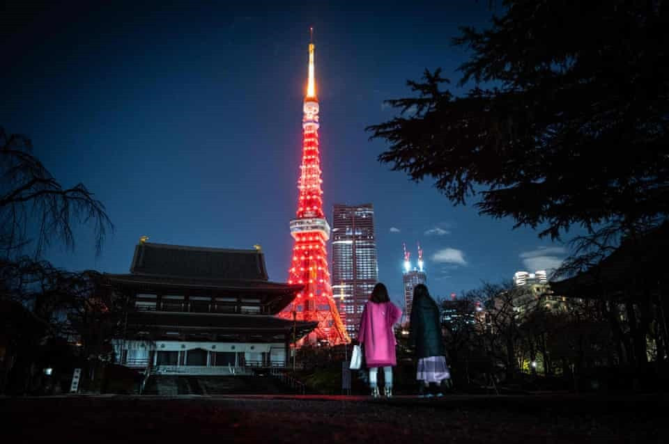 Mọi người đến thăm chùa Zojoji khi Tháp Tokyo được thắp sáng màu đỏ để chào mừng Tết Nguyên đán