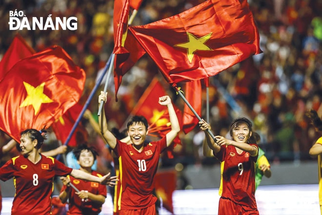 Huỳnh Như (bìa phải) và đội tuyển nữ Việt Nam sẽ tham dự World Cup 2023. Ảnh: M.M