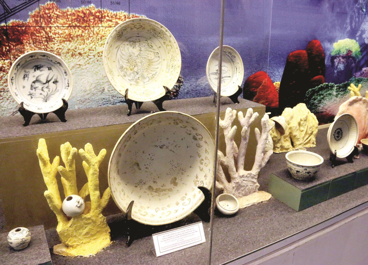 Hiện vật gốm Chu Đậu trục vớt ở Cù Lao Chàm đang được trưng bày tại Bảo tàng tỉnh Hải Dương.