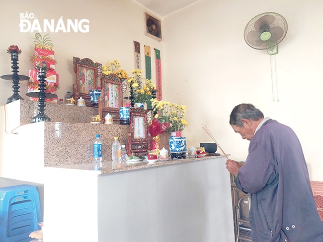 Dâng hương lên tổ tiên trong đình Nam Vinh. Ảnh: Trần Tuấn