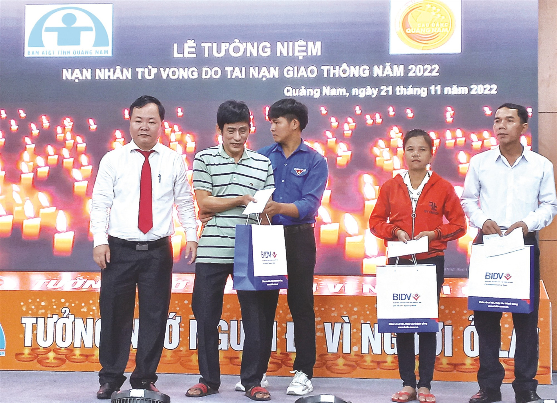 Phó Chủ tịch UBND tỉnh Nguyễn Hồng Quang trao quà động viên gia đình nạn nhân và nạn nhân bị TNGT.