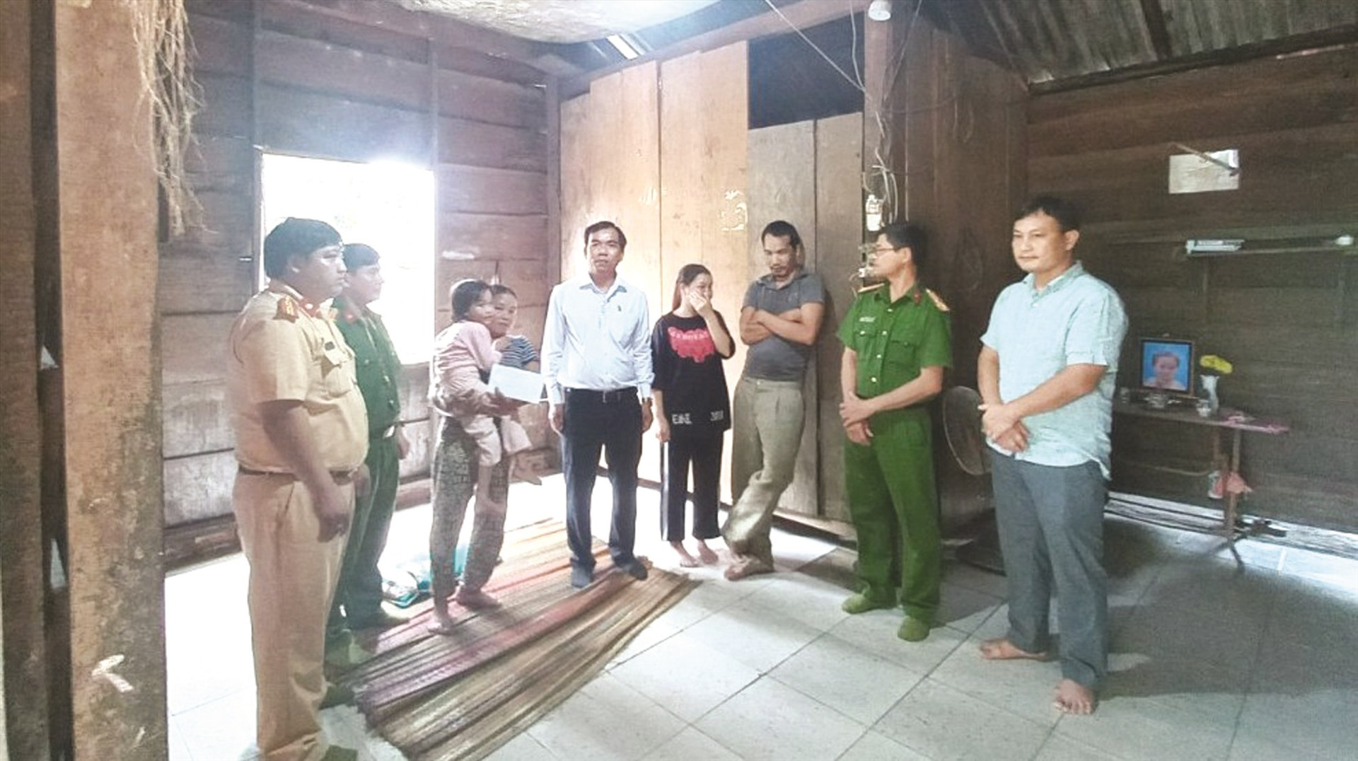 Văn phòng Ban ATGT tỉnh thăm, tặng quà gia đình nạn nhân TNGT tại Phước Sơn.