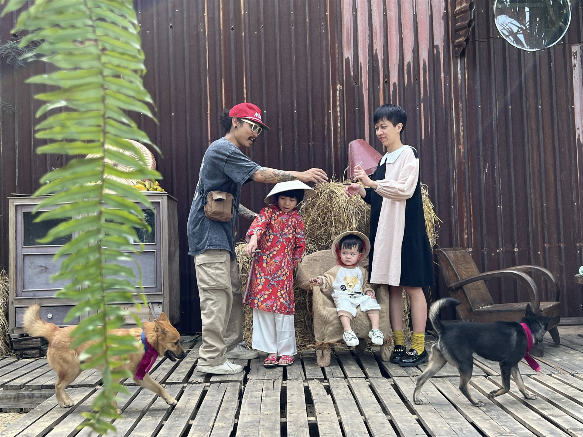 Những gia đình Việt du lịch đến xưởng