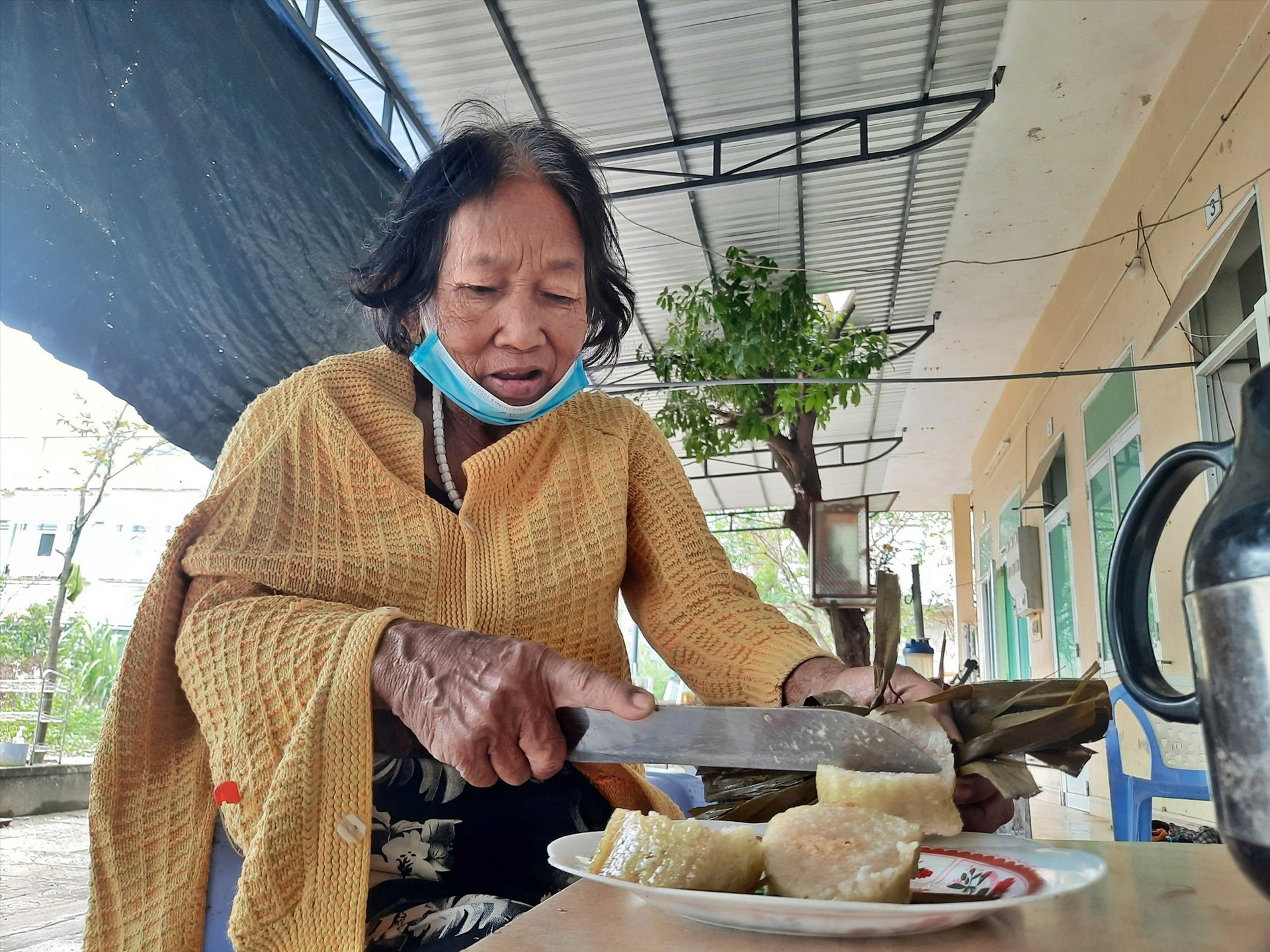 Bà Nguyễn Thúy Hằng cắt bánh tét để các bệnh nhân cùng ăn và đón Tết sau khi xong việc chạy thận. Ảnh: H.Đ