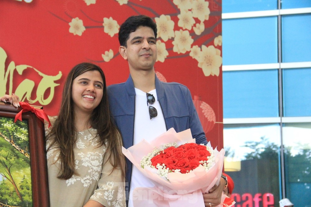 Cô dâu Tuishi & chú rể Gaurav hạnh phúc tại lễ đón sân bay quốc tế Đà Nẵng sáng ngày 24/1/2023. Ảnh TC