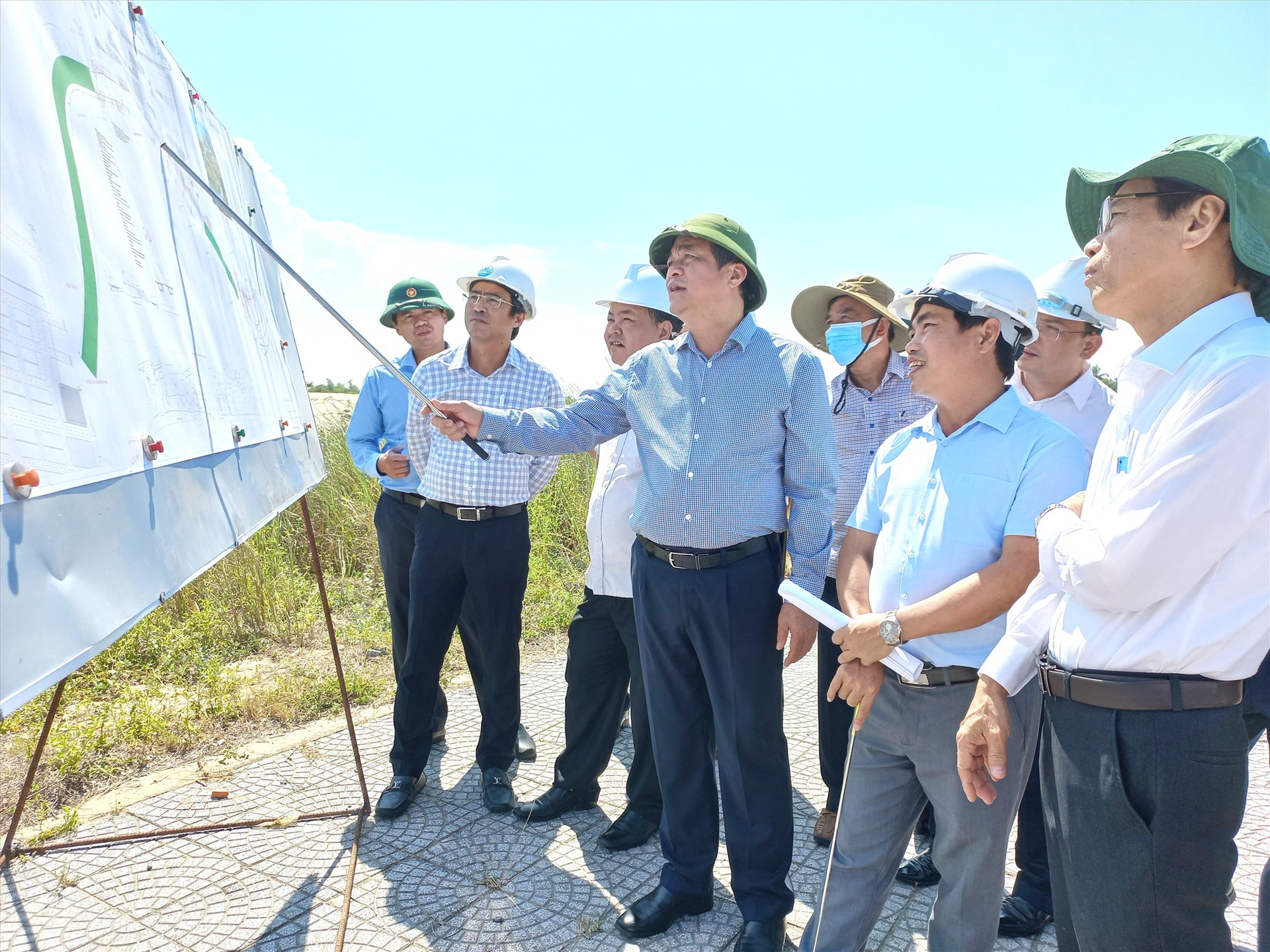 Bí thư Tỉnh ủy Phan Việt Cường cùng tổ công tác của tỉnh kiểm tra tiến độ tái định cư phục vụ dự án nạo vét sông Cổ Cò.