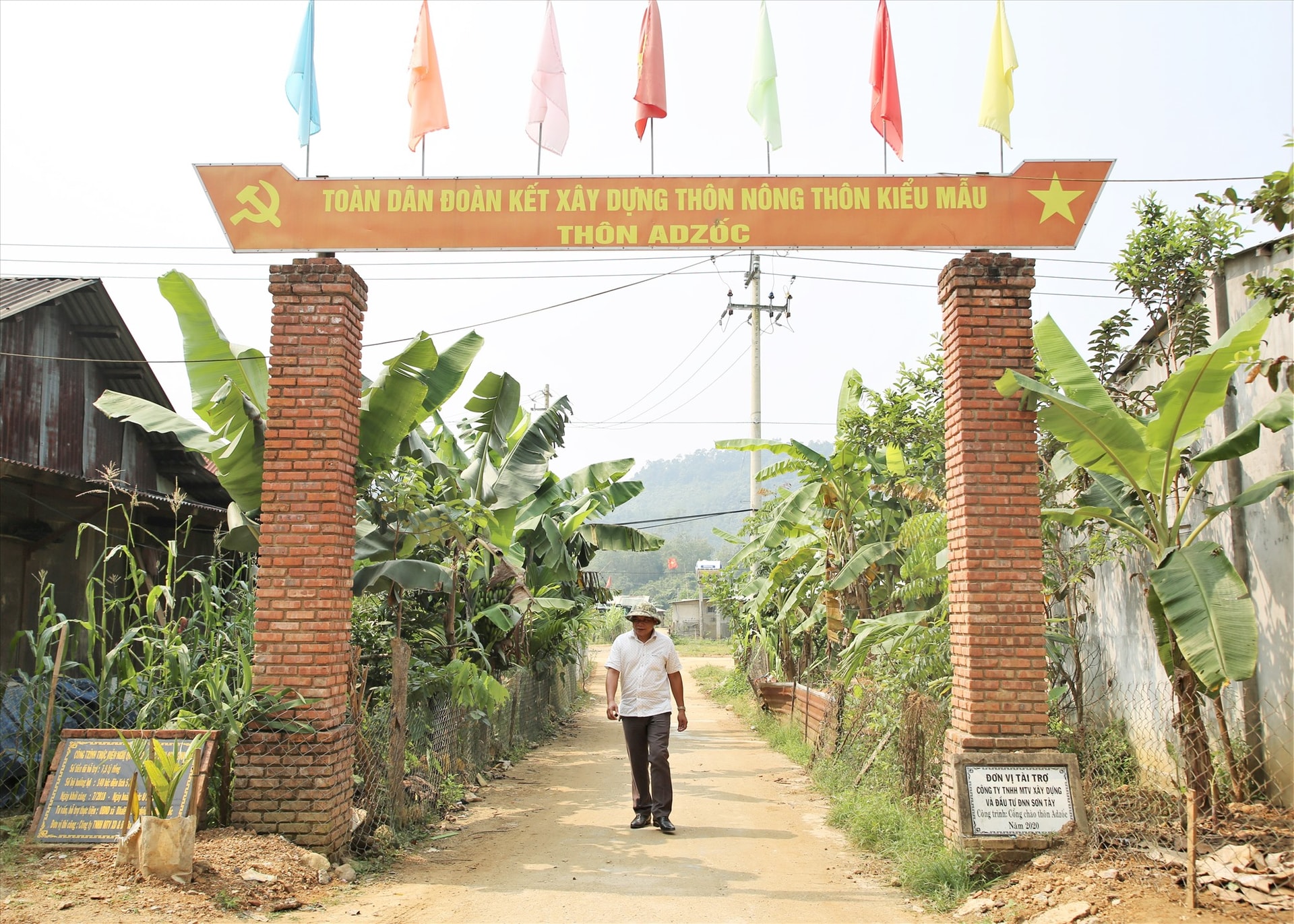 Cổng chào làng Azdốc - món quà của Bhling Tơn dành tặng cho dân làng khi về định cư tại mặt bằng mới. Ảnh: ĐĂNG NGUYÊN