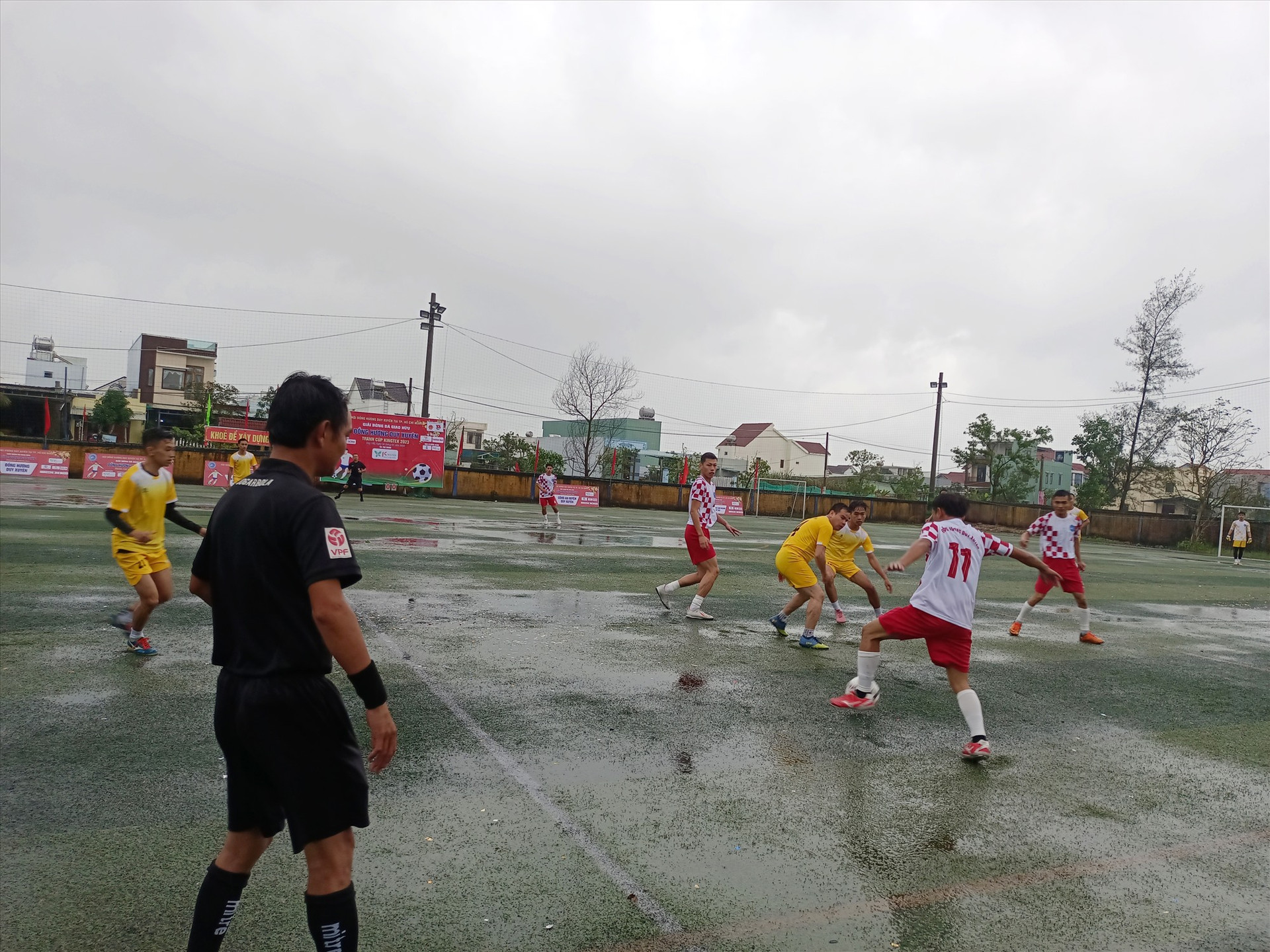 Mặc dù thời tiết không thuận lợi các đội bóng vẫn thi đấu tích cực, cống hiến những pha bóng đẹp.