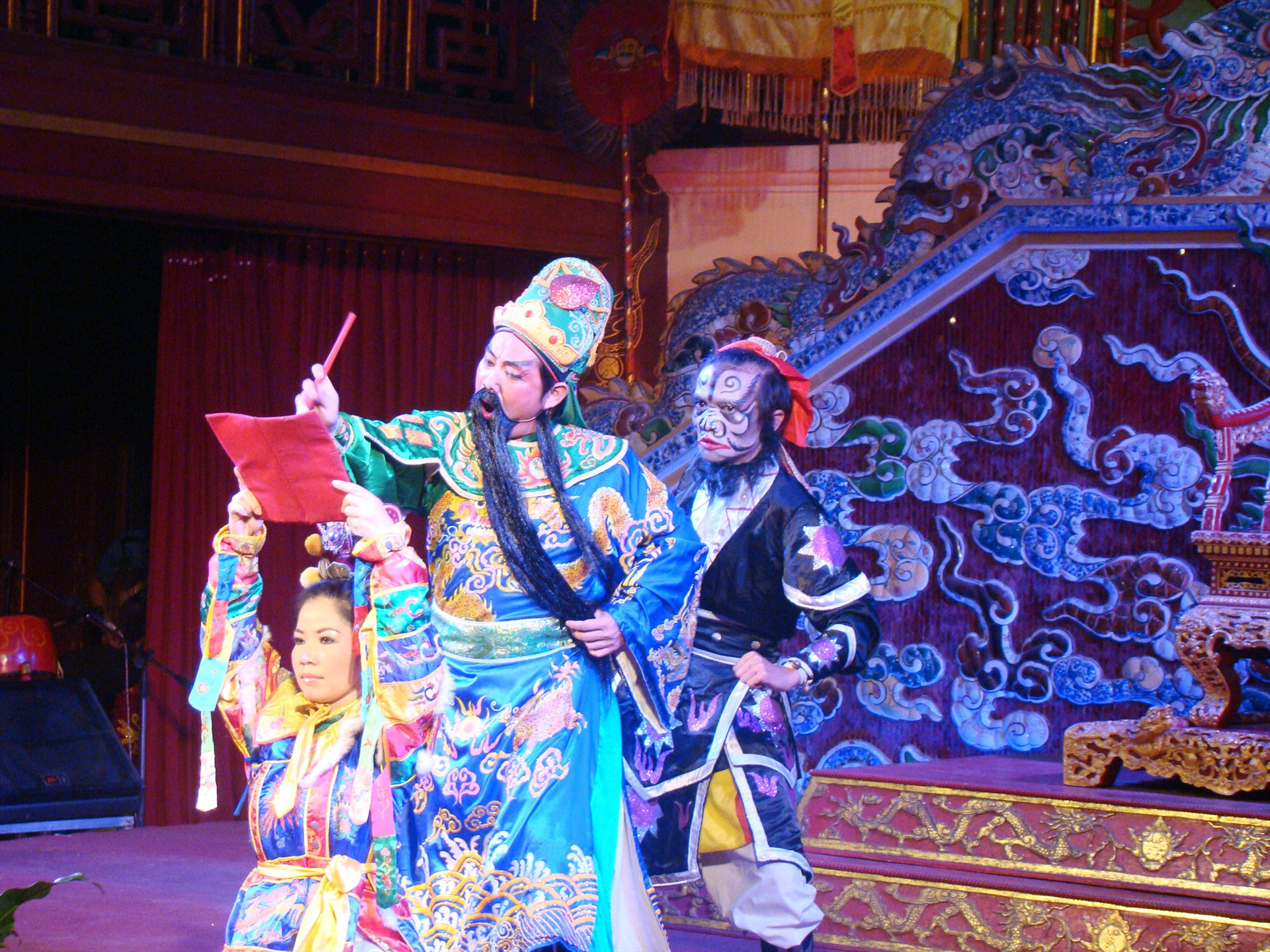 Biểu diễn tuồng trong Nhà hát Duyệt Thị Đường. Ảnh: T.M