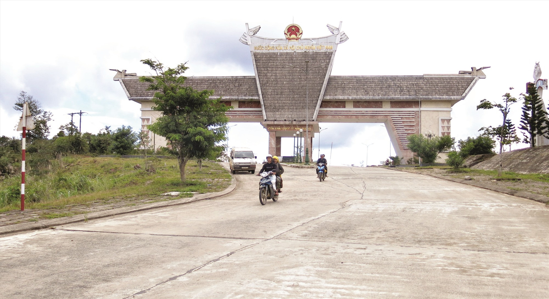 Điểm cuối của quốc lộ 14D, bên kia là con đường phía Lào đã mở thông lên tận Nam Lào và Đông Bắc Thái Lan. Ảnh: T.D