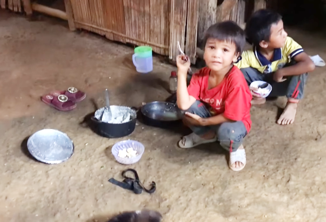 Lâu lắm rồi các em chưa biết đến mùi thịt. Ảnh chụp ở xã Phước Thành, huyện Phước Sơn.