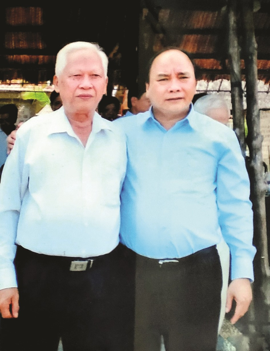 Ông Lê Tư Đặng cùng Chủ tịch nước Nguyễn Xuân Phúc (thời điểm chụp ảnh, ông Nguyễn Xuân Phúc là Thủ tướng Chính phủ).