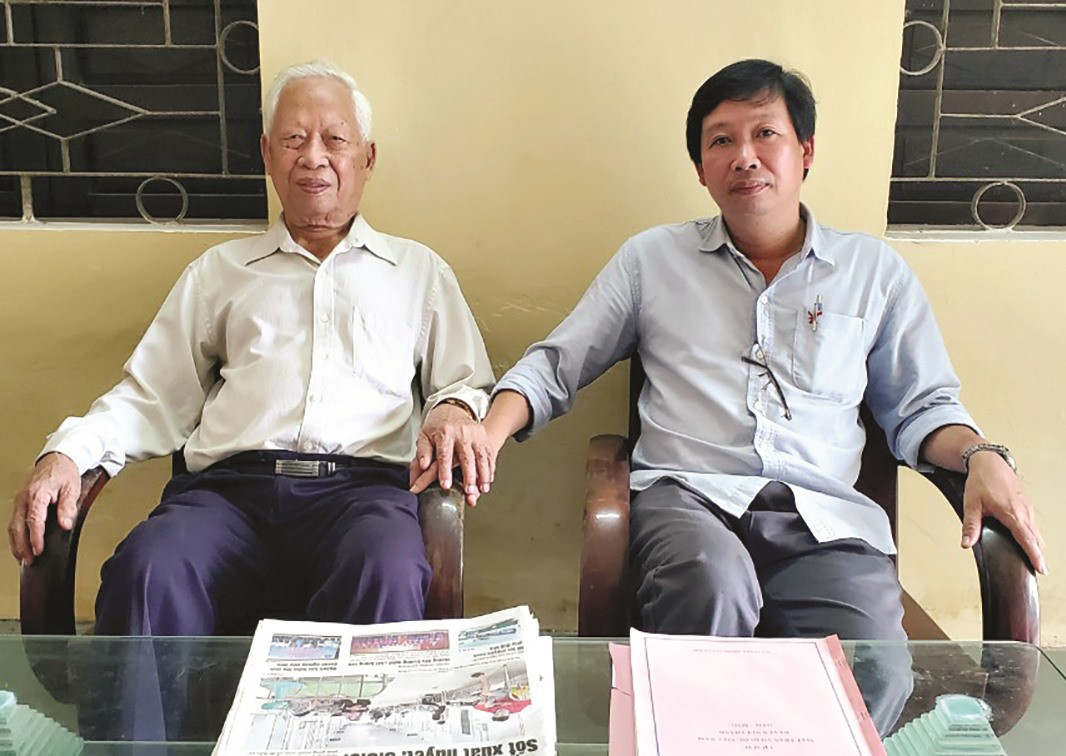 Ông Lê Tư Đặng (bên trái) và tác giả.